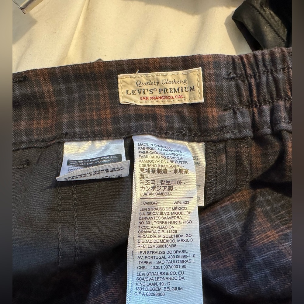 Levi's Pull On Plaid Pants - Picture 5 of 5